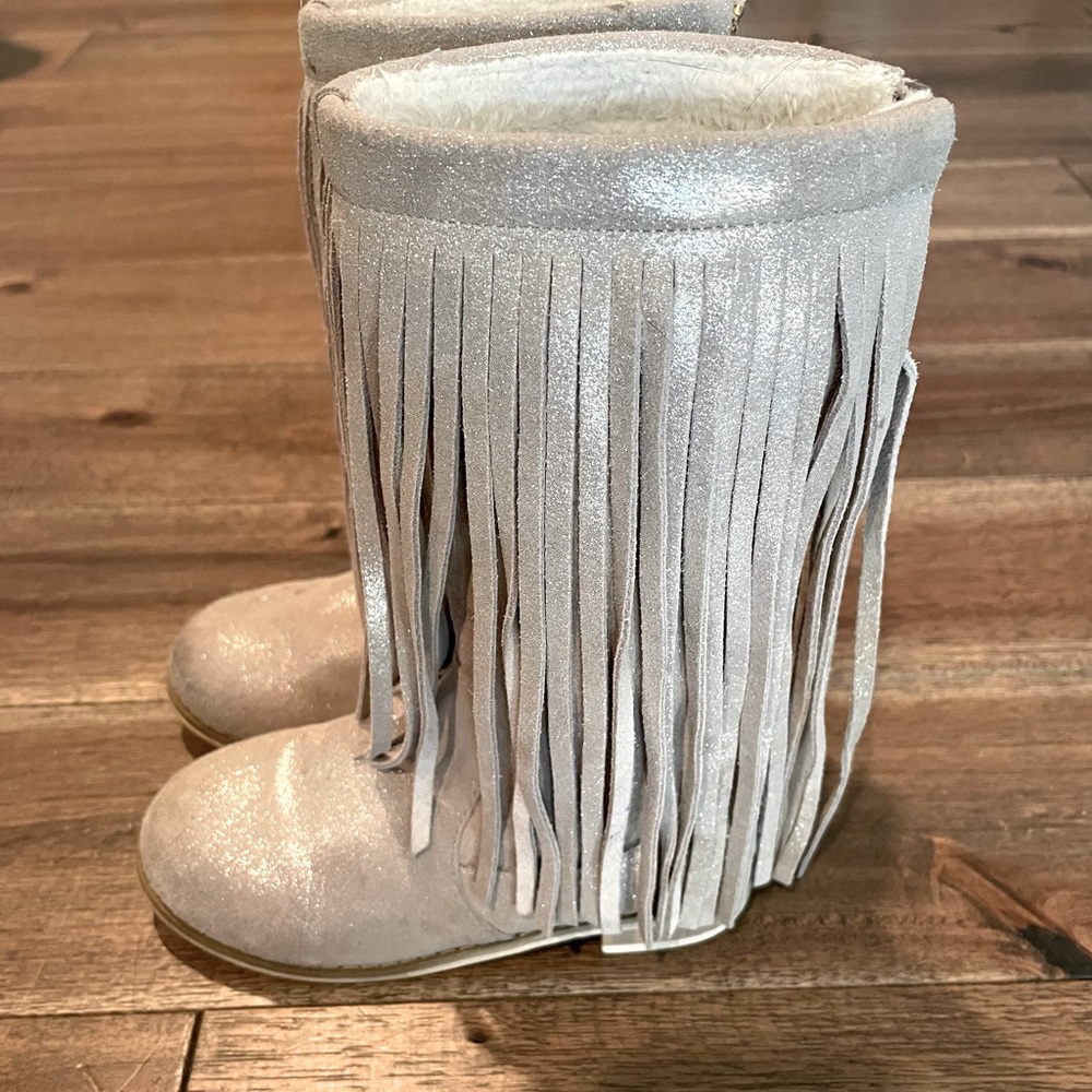 Glittery tan Joyfolie toddler girls fringe boots.